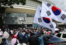 잠실투표소 이어 개표소도 봉쇄…시위대 "재선거" 연호