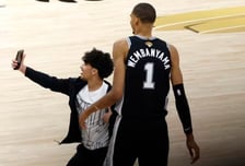 경기 중 코트 뛰어든 관중, '셀카 난입' 소동…NBA "영구 출입 금지"
