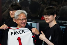 "15억 이상 가치"...젠슨 황, 페이커와 함께 사인한 '이것' 깜짝 선물