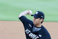 [포토] '김건우와 선발대결 펼치는' KT 문용익