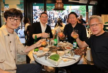 '삼소회동' 젠슨 황 소맥 픽은 '테슬라'…2년째 '승' 하이트진로 웃는다