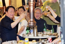 홍대 삼겹살집에 뜬 젠슨 황…'테슬라' 이어 '카스' 원샷