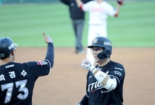 [포토] '3회초역전타' 미소 허경민