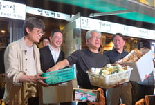 '산타'가 된 젠슨 황과 회장님들…HBM칩스, 바나나우유, 식혜 뿌렸다