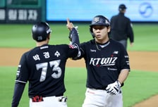 [포토] '8회초 대타카드 적시타 터트린' 이정훈