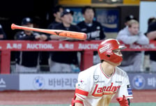 [포토]1점은 불안하지?  '8회말 솔로홈런 터트린' 최지훈