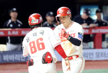 [포토]오늘 2홈런 '8회말 솔로홈런 터트린' 최지훈