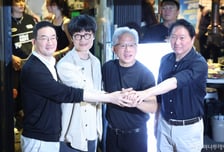 소맥잔 들고 "GO KOREA" 외친 젠슨 황…"韓 매우매우 바빠질 것"