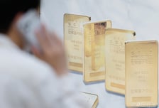 전쟁 때문에 오를 줄 알았더니…금값 '뚝' 작년 말 수준으로
