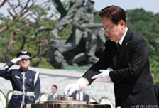 [속보]李대통령, 현충일 맞아 "사리사욕으로 공동체 배반한 이들 단죄, 중요한 책무"