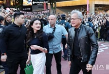 와 '도대체 누구길래' 두산 선수들도 난리났다! "악수 한번 할 수 있을까요"→왜 등번호 '93번'과 '96번'에 열광하나 [잠실 현장]