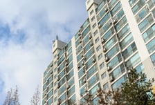 아파트 8층서 날아온 쇠구슬에 차량 파손…범인은 70대였다