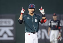 '타율 0.059' 롯데 38세 베테랑, 류현진 상대 2장타 쾅→8번 DH... '또' 선발 라인업 이름 올렸다 [부산 현장]