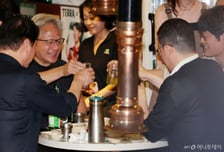 BBQ 1년만 소원 성취...젠슨 황, 삼겹살에 소맥·뚱바까지 'K푸드 쇼케이스'