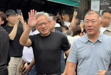 점심엔 정의선과 냉면, 저녁엔 최태원과 치맥…젠슨 황, 광폭 행보