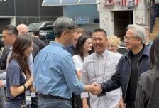 PC방 뜬 젠슨 황, '택진이형' 샤라웃…'AI PC 전초기지' 한국 낙점? 썸네일