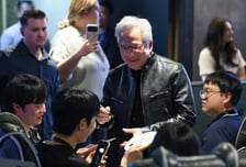 "여러분께 빚져" 젠슨 황, 한국 게이머에 깜짝 선물…출시 전 'AI PC' 쐈다