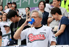 "치맥보다 좋은 건 없어"…'1일 1닭' 젠슨 황, 잠실구장에 113마리 주문