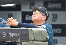 '8회 극적 동점→연장 클러치 실책' 롯데 충격적 4연패, 김태형 '감독 800승' 또 미뤄졌다... 한화 3연승 신바람 [부산 현장리뷰]
