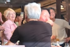 젠슨 황-최태원 깐부치킨 회동에서 '러브샷'…"아주 좋은 친구"
