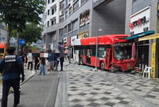 상가로 돌진한 버스, 식당 와장창…운전자·승객 부상