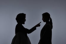 "며늘아 솔직히 말해봐"...만날 때마다 정치 성향 강요하는 시모에 '한숨'