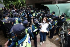 경찰, '용지 부족' 잠실 투표소 해산 과정서 '과잉진압' 피고발
