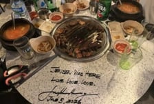 '젠슨황 사인' 적힌 삼겹살집 테이블 공개…"방탄유리 깔아야"