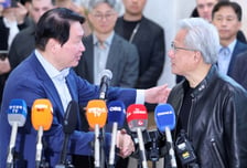 '진짜 깐부' 인증한 젠슨 황-최태원..이달 들어서만 다섯번 만나
