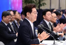 [속보]이재명 대통령 "초격차 산업 강국으로 나아갈 것"