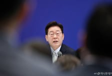 [속보]李대통령 "한반도 비핵화 목표 포기못해...핵무장 할 수 없다"