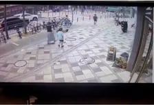 인도 위로 내달린 버스...재빨리 아들 낚아챈 엄마 '아찔' [영상]