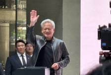 네이버 찾은 젠슨 황 "GPU는 행복"…웹툰 말풍선에 남긴 한마디