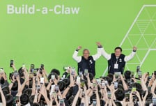 "나도 이제 'K-젠슨'"…가죽재킷 벗고 서울대 점퍼 입은 젠슨 황에 환호성