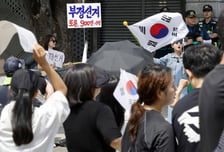 '재선거 촉구' 잠실 시위 현장서 몰카찍은 20대 남성, 현행범 체포