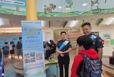 "사이버폭력 안 돼!"…동작서, 등굣길 초등생과 학폭 예방 캠페인
