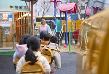 어린이집에서 난동, 아이 안고 버틴 교사 "근로계약서 못 받아서"