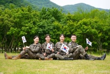 "군복 입은 세 누나처럼" 막내도 꿈 이뤘다...'육·해·공' 부사관 4남매