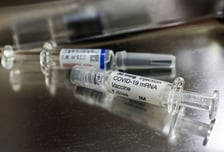 교사라 우선접종 했는데…법원 "백신 맞고 혈전증 사망, 보상 거부 위법"