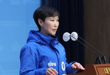 '李 대통령, 尹처럼 하시나' 발언 논란…이지은 대변인 사퇴