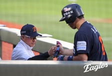 와 "김경문 감독 처음 보는 투수교체" 선수조차 몰랐다 "믿음 아닌 유연함"... 왜 한화 팬들이 이토록 열광하나