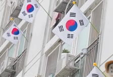 "평생 바라던 모습"…현충일 태극기로 물든 아파트에 6·25 참전용사 감격