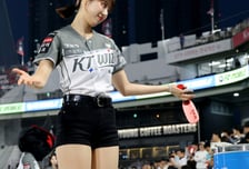 [포토]'비디오판독은 어쩔수 없지!' KT 치어리더 이금주