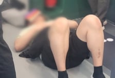 출근길 2호선 바닥서 '벌러덩' 숙면…"승객들이 피해다녀" 민폐 논란