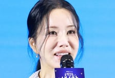 "집에만 있어도 선크림은 꼭"…56세 엄정화 '잡티' 없는 비결