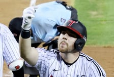 KBO 최초 외국인 주장 LG서 나올까... '잠실 오씨'는 만루포+멀티 홈런 친 날조차 동료 챙겼다