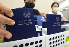 내일부터 미성년자도 온라인으로 여권 재발급…부모가 대신 신청
