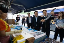 황종우 해수부 장관, 전통시장에서 수산물 물가 점검