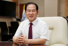 "처녀 수입하자" 망언 진도군수에…인권위 "성인지 교육받아라"