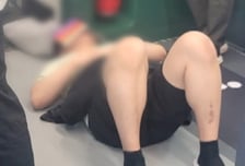 출근길 2호선 바닥서 '벌러덩' 숙면한 남성...처벌 안 되나